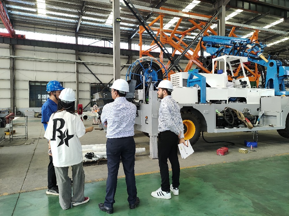 2025年7月印度客戶到訪97影院在线理论機（jī）械廠區